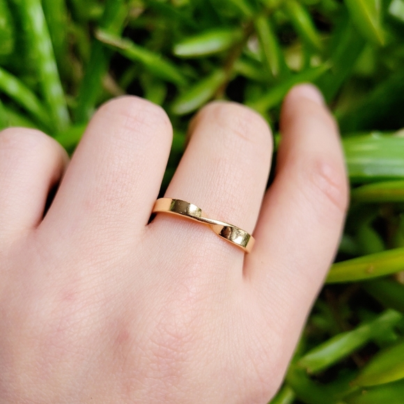 New Dainty Gold Twist Ring Band - Picture 3 of 12